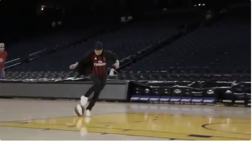 Tommy Thompson de los Eartquakes de San José levanta el balón de basquetbol con una patada para que un compañero lo tome en el aire y enceste