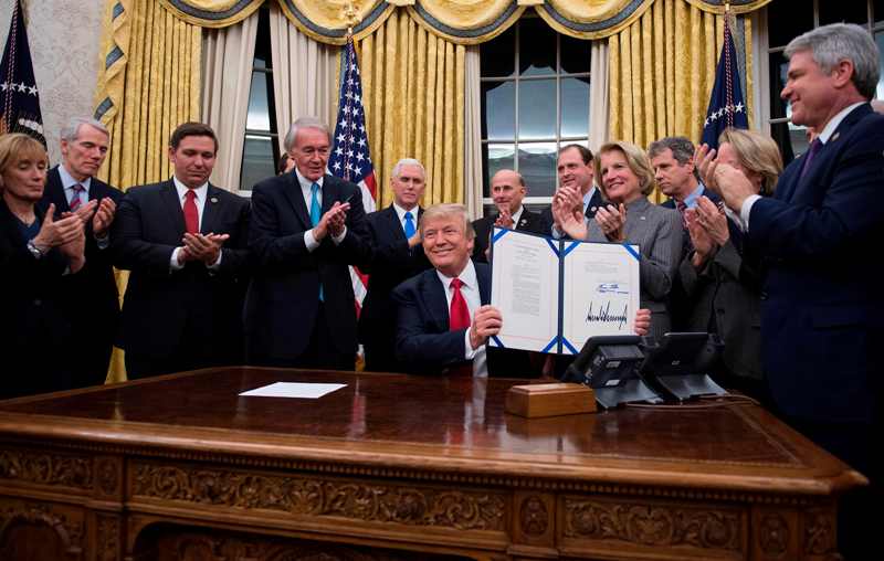 "Están usando nuestro sistema postal para matar a nuestra gente", resaltó Trump al firmar la ley en el Despacho Oval.