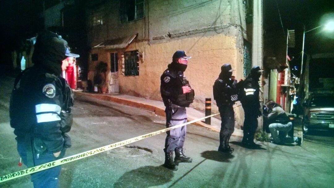 Vecinos del lugar reportaron a través de una llamada al 911 que en la calle Calvario, el hombre se encontraba lesionado por arma de fuego.