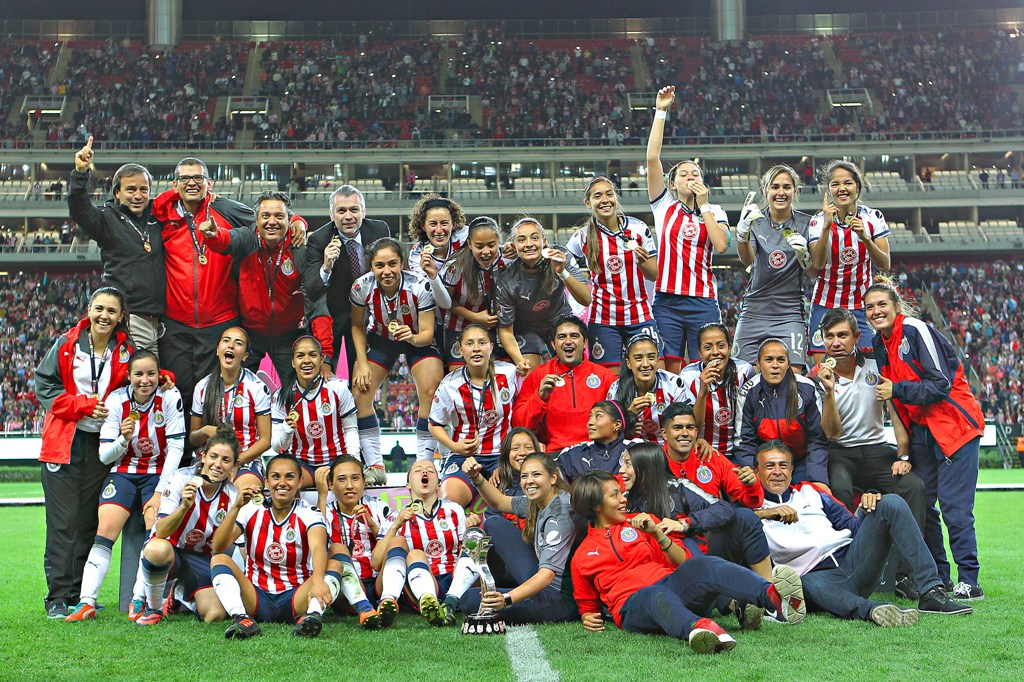 Jugadoras de Chivas en festejo 