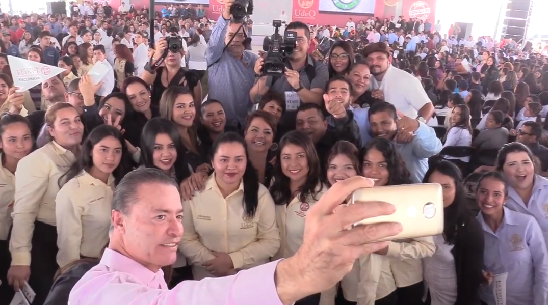 El mandatario conviviendo con universitarios durante el Primer Encuentro Lince Culiacán 2018. 