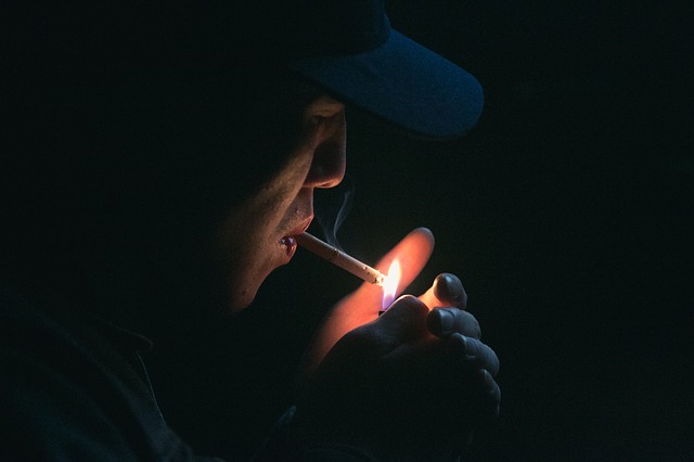 Más de la mitad de quienes prueban un cigarro se convierten en fumadores diarios.