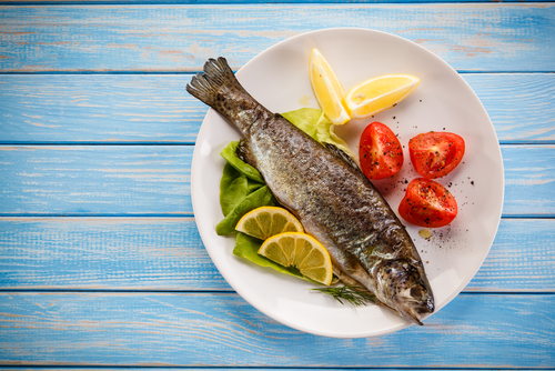 Los niños que consumen pescado con regularidad obtienen mejores calificaciones.