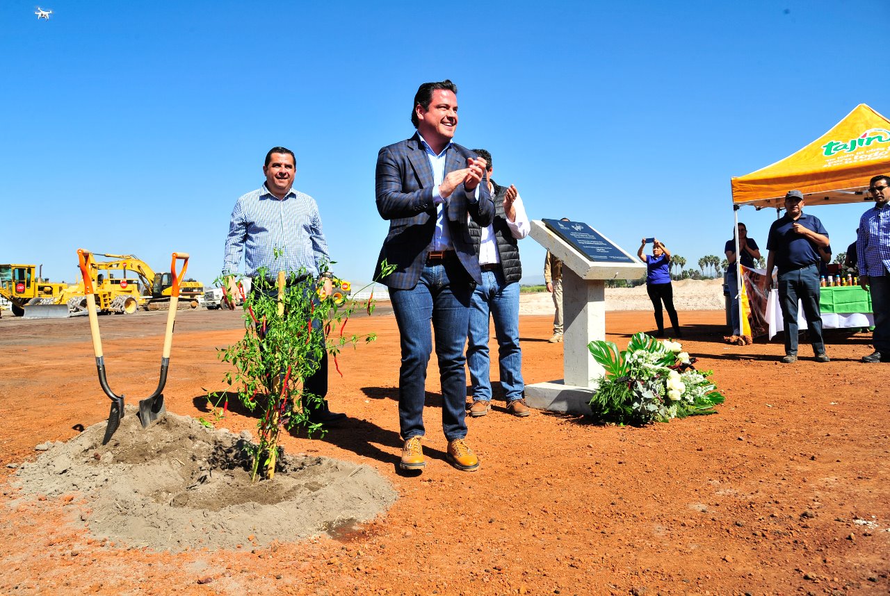 Autoridades y empresarios realizaron un recorrido por la zona, develaron la placa de Tajín y plantaron un árbol de chiles.