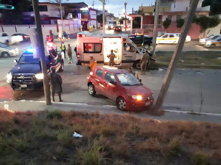 Chocan a ambulancia de la Marina.