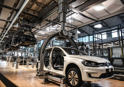 Diez de las automotrices más importantes del mundo revisan sus políticas éticas y ambientales para materias primas.