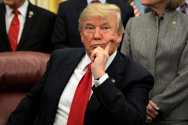 Donald Trump dijo que el acuerdo que le presentaron seis senadores "es un gran paso hacia atrás".