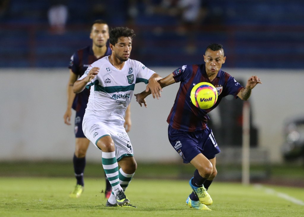 Emmanuel Hernández y Juan Hernández, durante el juego 