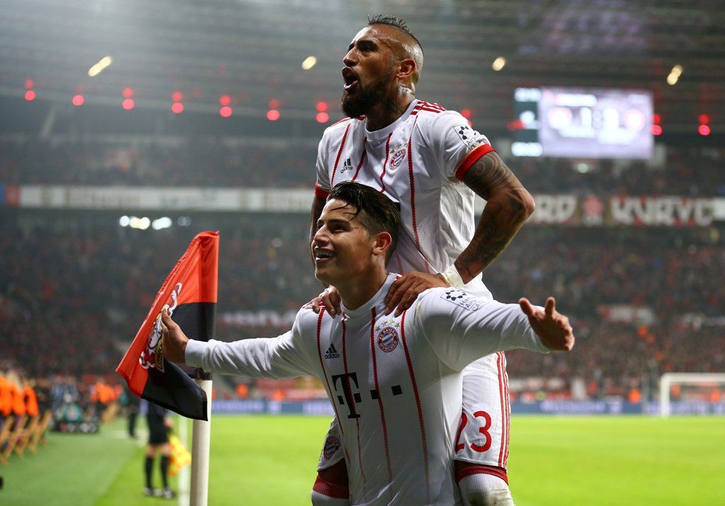 James Rodríguez y Arturo Vidal en festejo de gol 