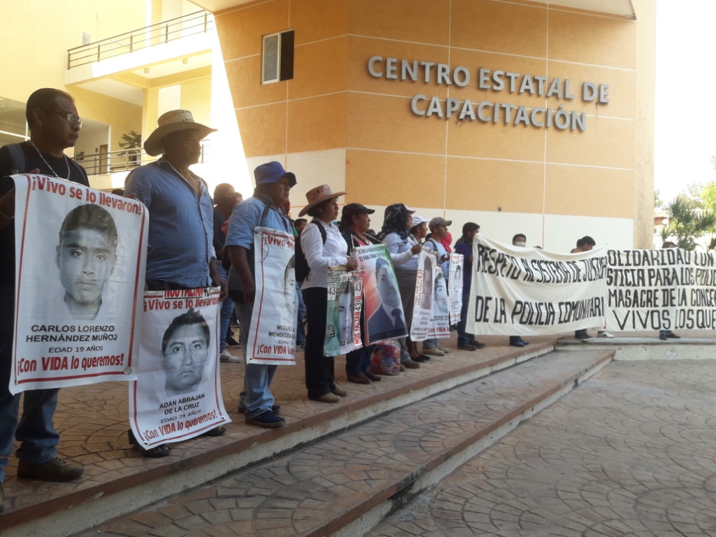 Los manifestantes irrumpieron en las instalaciones de la FGE.