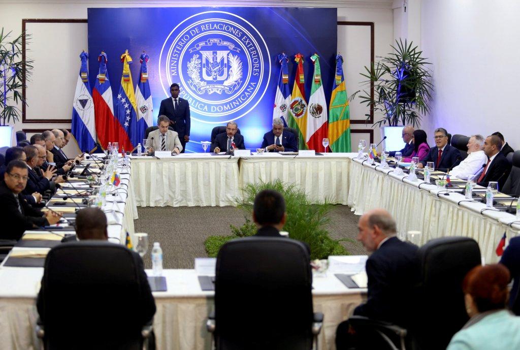 Representantes del gobierno de Venezuela y la oposición dialogan en Santo Domingo sobre las condiciones para las elecciones presidenciales.