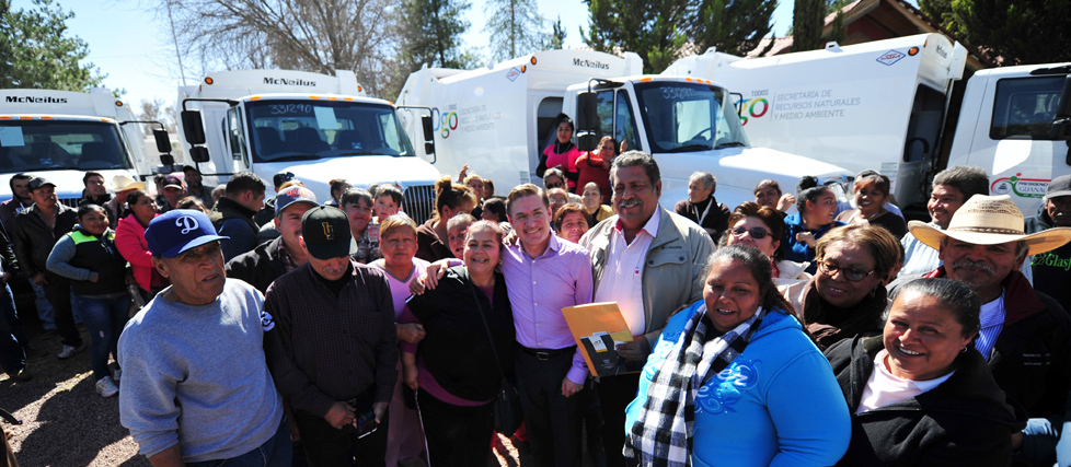 El gobernador de Durango entregó camiones recolectores en 14 municipios. 