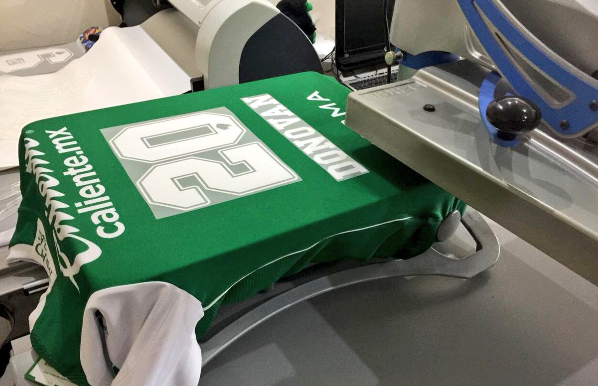 Landon Donovan portará el número 20 con León 