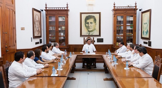 El mandatario se reunió con líderes de los medios de comunicación locales.