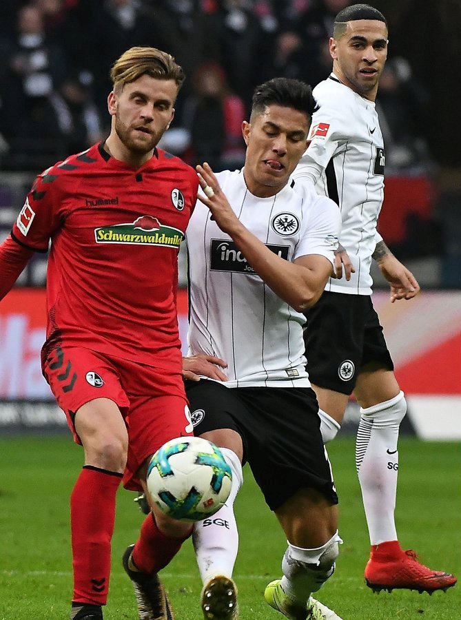 Salcedo disputa un balón