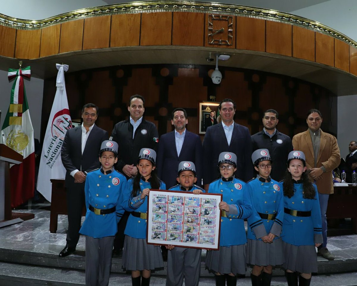Durante la celebración del Sorteo Zodiaco 1375 de la Lotería Nacional, cuyo billete conmemora los 75 años de los Servicios periciales de la PGR.