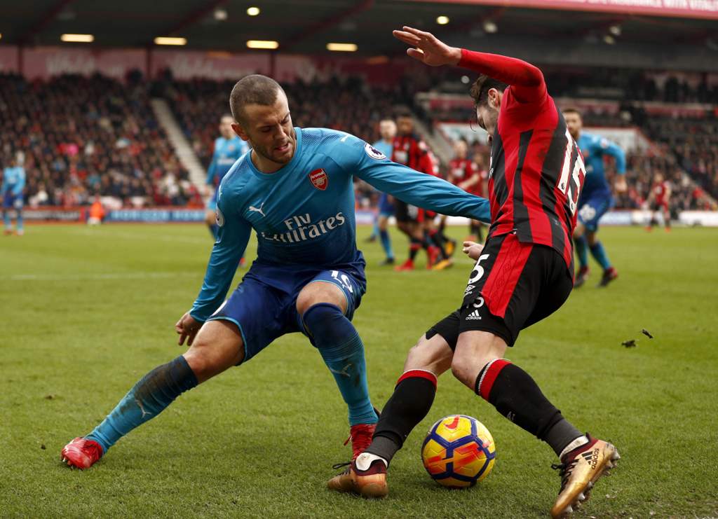 Jack Wilshere disputa un balón 