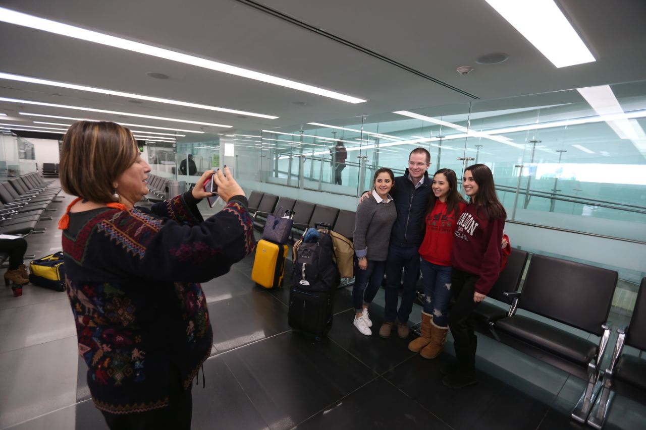 La jefa delegacional en Miguel Hidalgo, Xóchitl Gálvez, fue quien tomó las fotos antes de tomar el vuelo a Tepic.