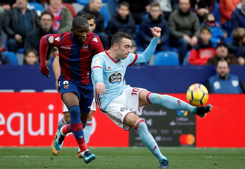 Jefferson Lerma disputa un balón con Iago Aspas