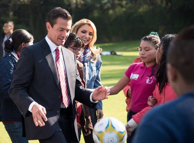 Peña convive con niños de casas hogar del DIF en Los Pinos.