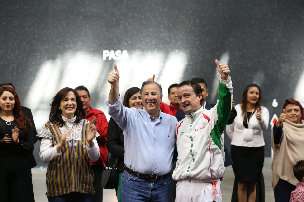 El precandidato presidencial del PRI, José Antonio Meade, y su esposa Juana Cuevas, asisitieron al juego como invitados especiales.