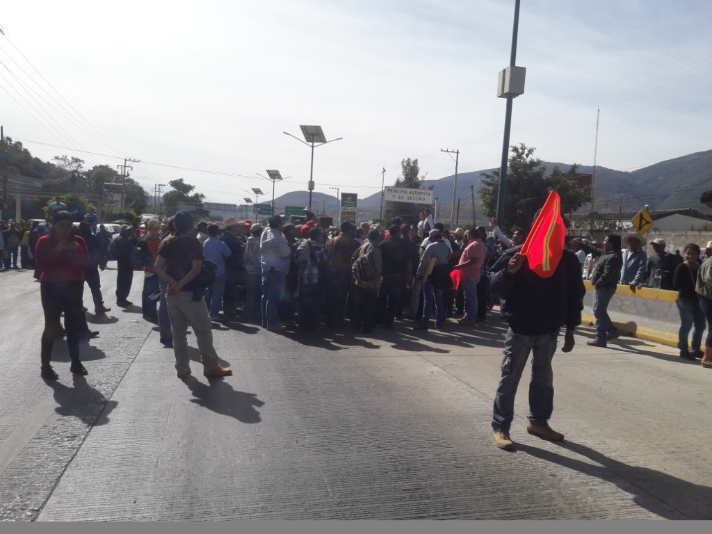 Los campesinos advirtieron que no cesarán las protestas hasta que sean recibidos por el gobernador de Guerrero.