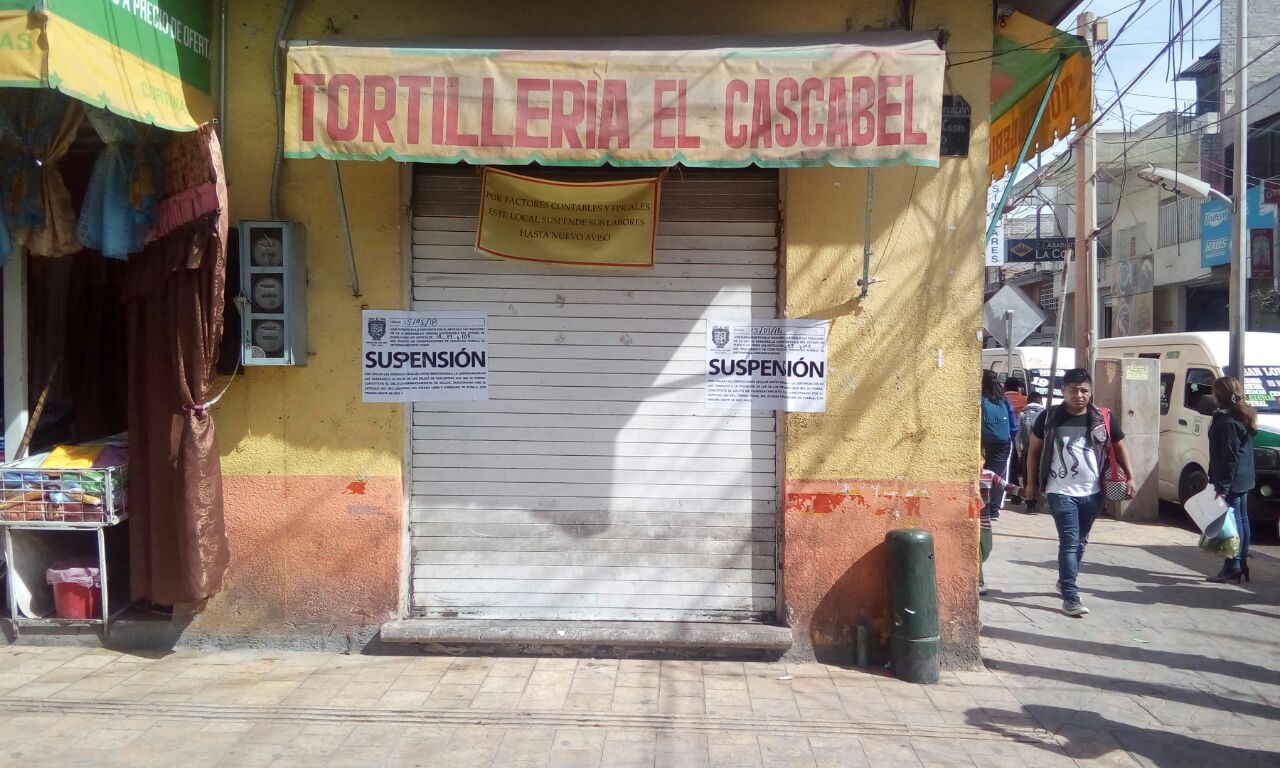 El departamento jurídico del ayuntamiento de Tehuacán clausuró un local comercial por incumplir con el permiso de uso de suelo, pues alojaba a vendedo