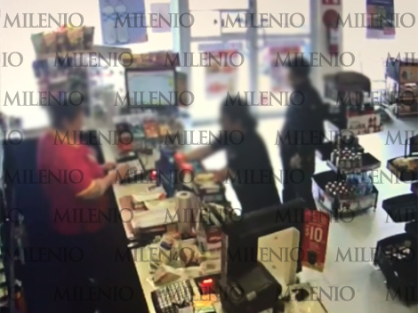 El hombre intentó robar la tienda ubicada en la colonia Topo Chico, en Monterrey. 