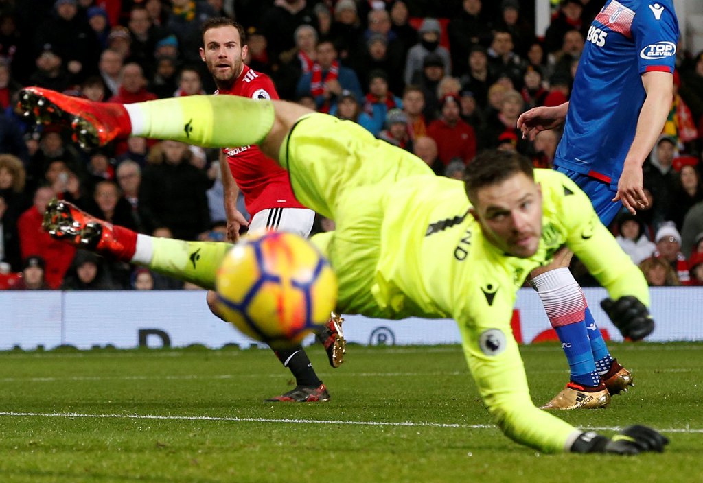 Juan Mata dispara contra la portería de Butland