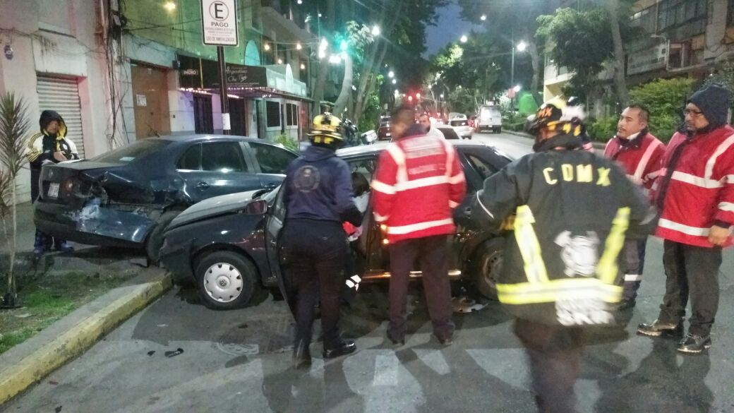 Al lugar llegaron ambulancias, paramédicos y personal de protección civil para remover las unidades involucradas y brindar atención a la conductora.