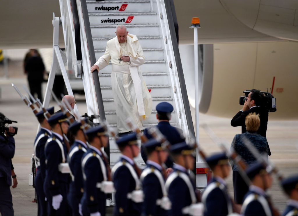 El primer Papa latinoamericano fue recibido en el aeropuerto por la presidenta socialista Michelle Bachelet y la Conferencia Episcopal chilena.