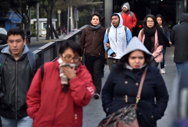 Se recomienda a la población abrigarse con tres o más capas de ropa para soportar las bajas temperaturas.