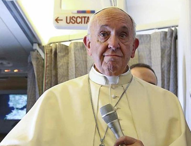 “Es un viaje difícil, lo sé”, confesó el propio Papa durante el vuelo que lo lleva hacia Chile.