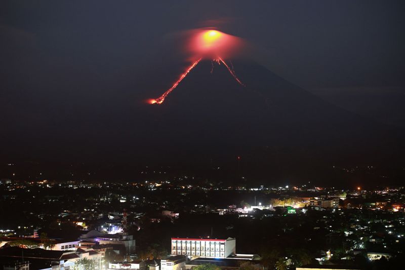 El volcán Mayón, de 2 mil 460 metros de altitud, tuvo su última erupción de lava se remonta a 2014, cuando obligó a evacuar a 63 mil personas.