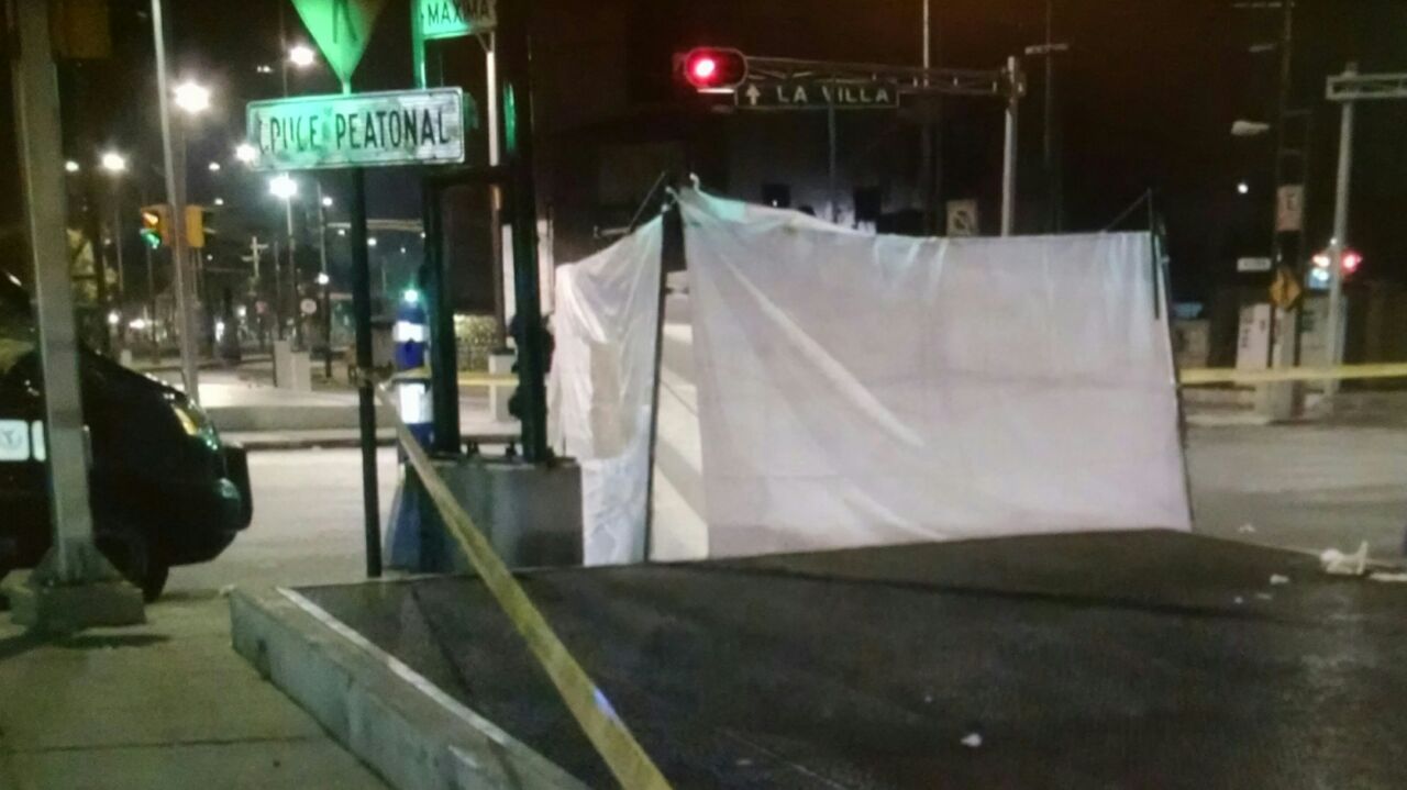 Familiares a bordo de un vehpiculo BMW llegaron al lugar y reconocieron el cuerpo.
