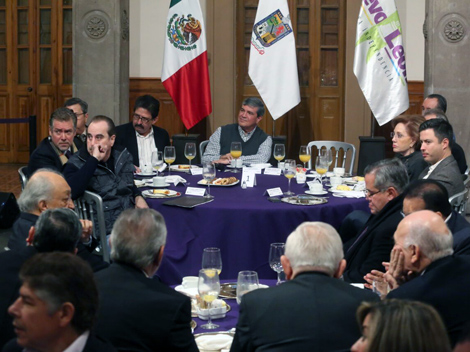 El gobernador interino, Manuel González, en reunión con delegados federales en NL. 