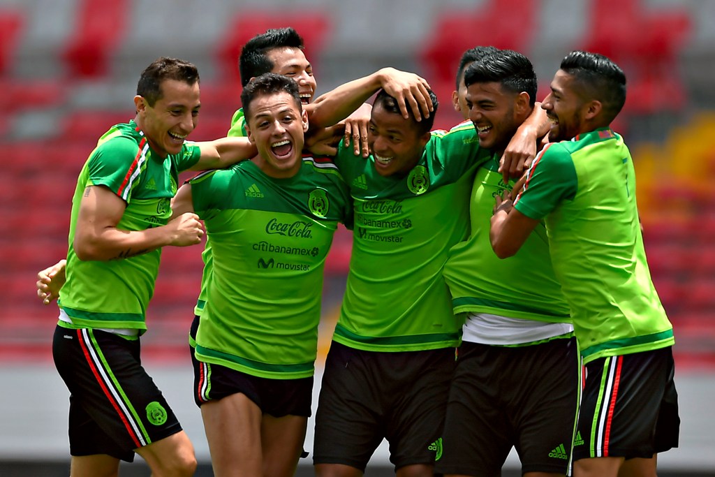 Javier Hernández con Aquino en entrenamiento con el Tri 