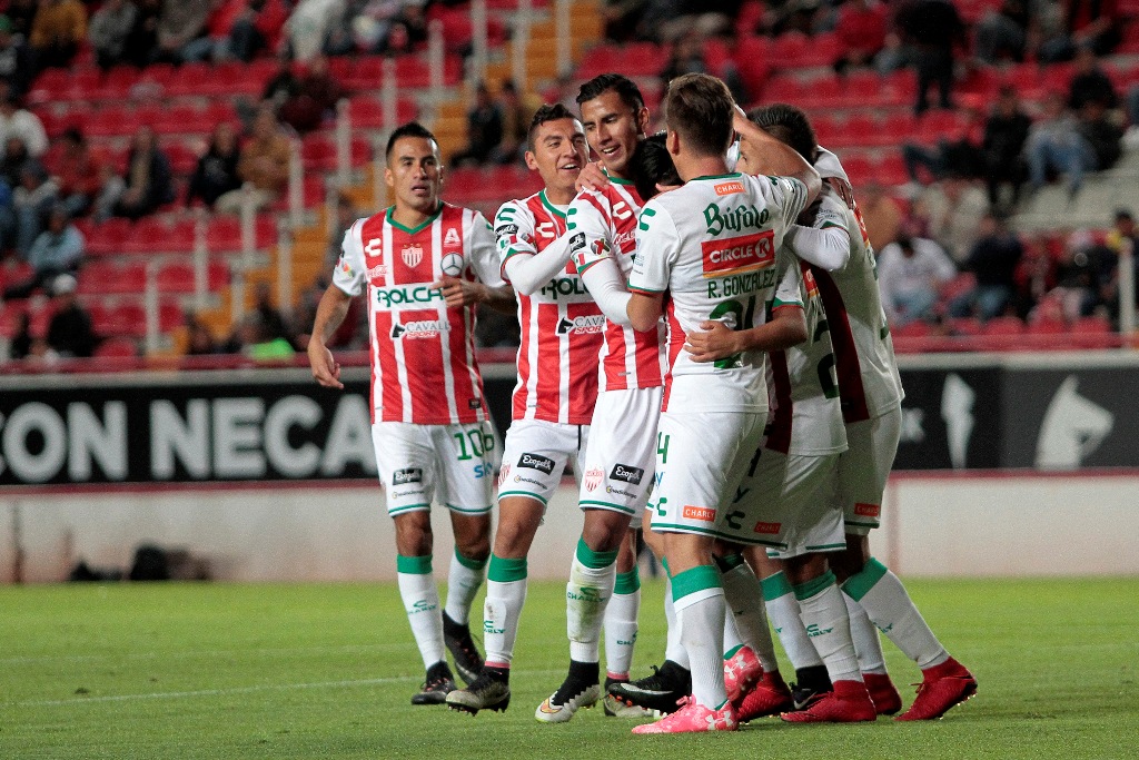 Jugadores de Necaxa en festejo de gol 