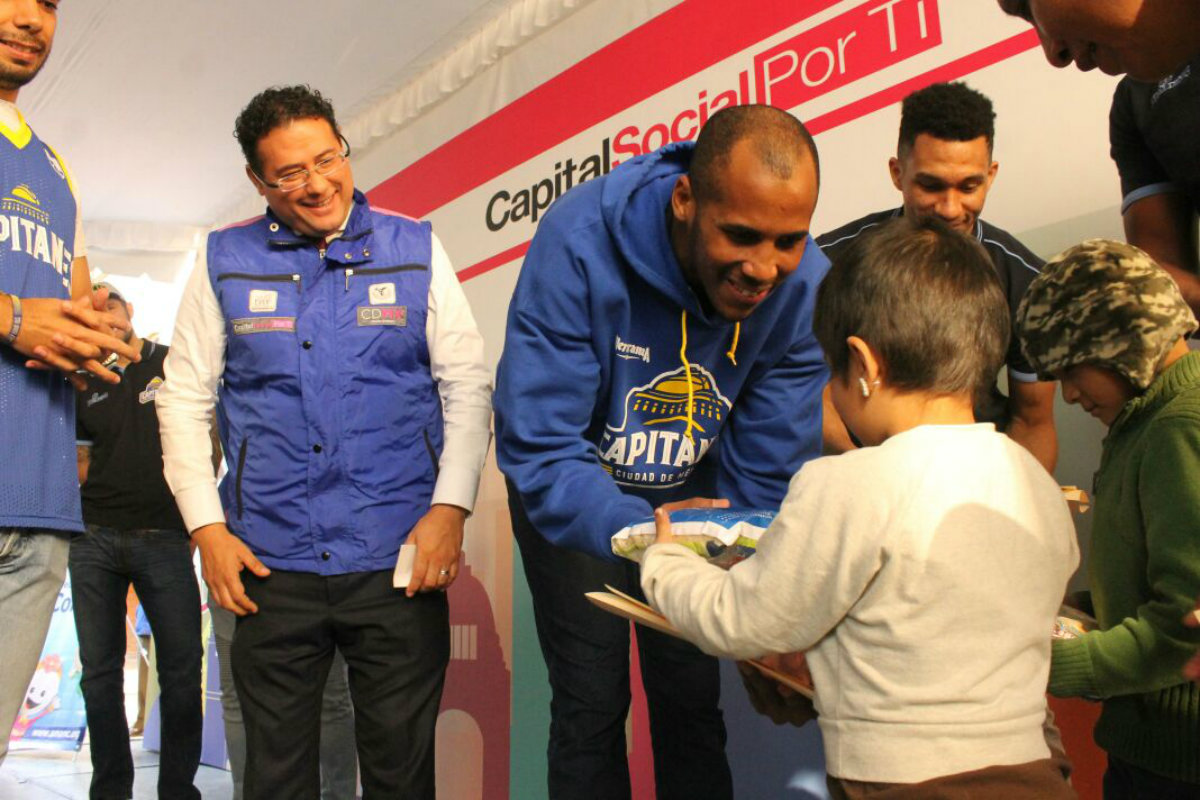 Los Capitanes entregaron alimentos a pequeños con cáncer