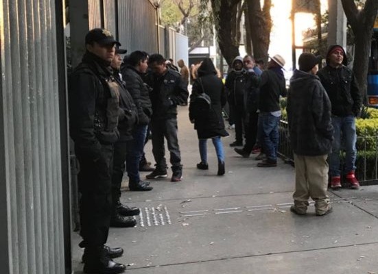 Los manifestantes indicaron que a las 10:00 horas llegarán sus compañeros del plantón en Bucareli, para exigir apoyos para el campo.