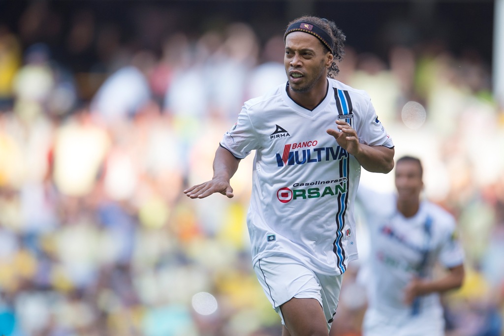 Ronaldinho en un duelo con Gallos Blancos 
