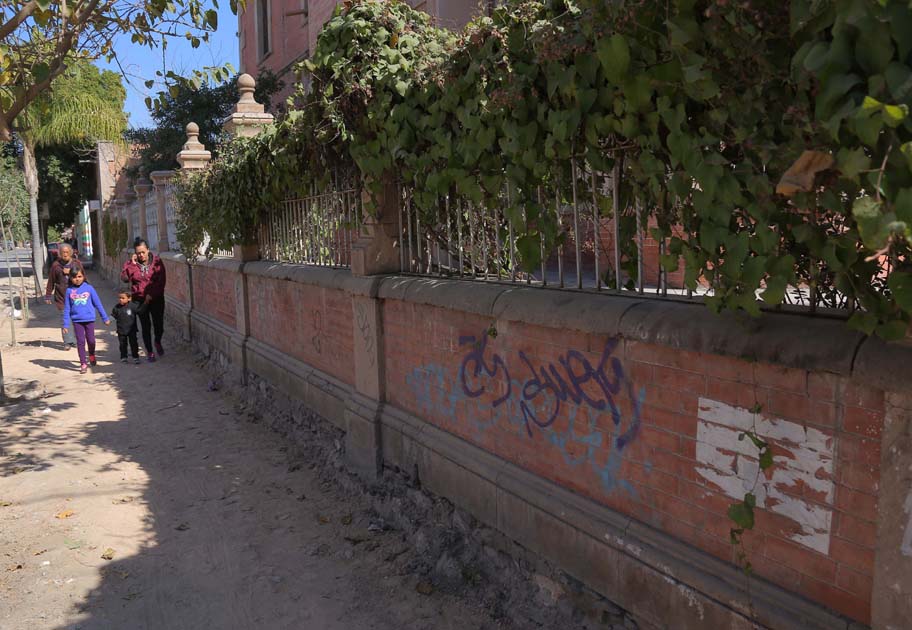 Vecinos de la calle Coronado ayer se opusieron a que entrara la maquinaria. 