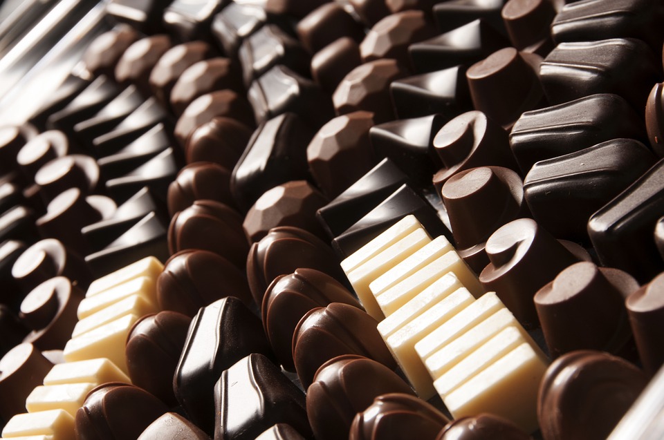 El chocolate contiene sustancias que causan sensación de placer y felicidad. 