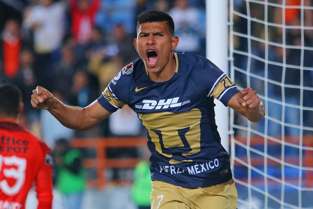 Jesús Gallardo en festejo de gol  