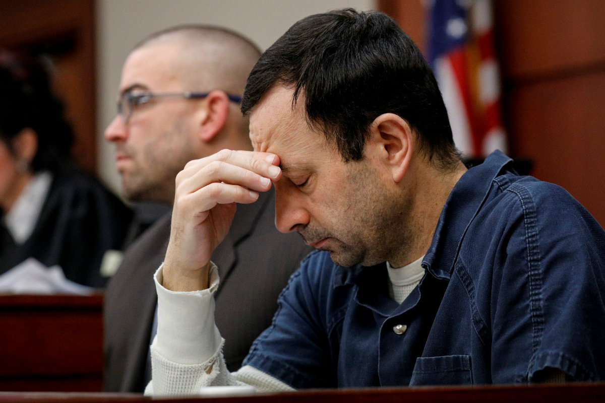 Larry Nassar escucha las declaraciones de una de las víctimas