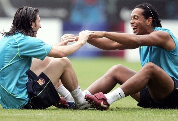 Messi comenzó su carrera a lado de Ronaldinho en el Barcelona 