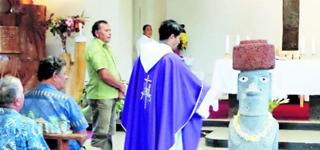 La pieza fue realizada por Pau Hereveri, nativo de la isla, y se bautizó "Haumaru o te ‘Ao", que, en idioma rapanui, significa "paz del mundo".