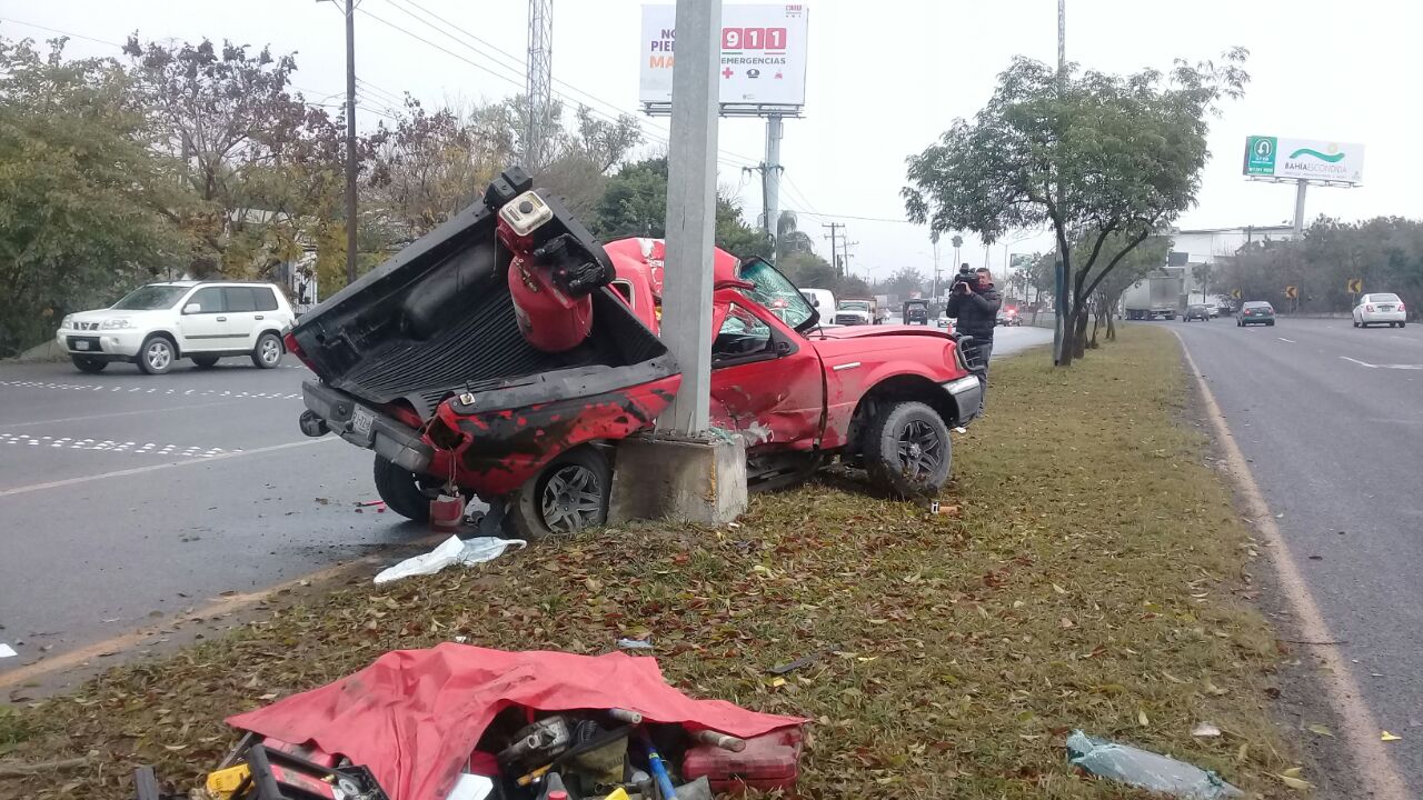 El conductor de la camioneta tipo Pick Up fue identificado como Adolfo Martínez Sánchez.