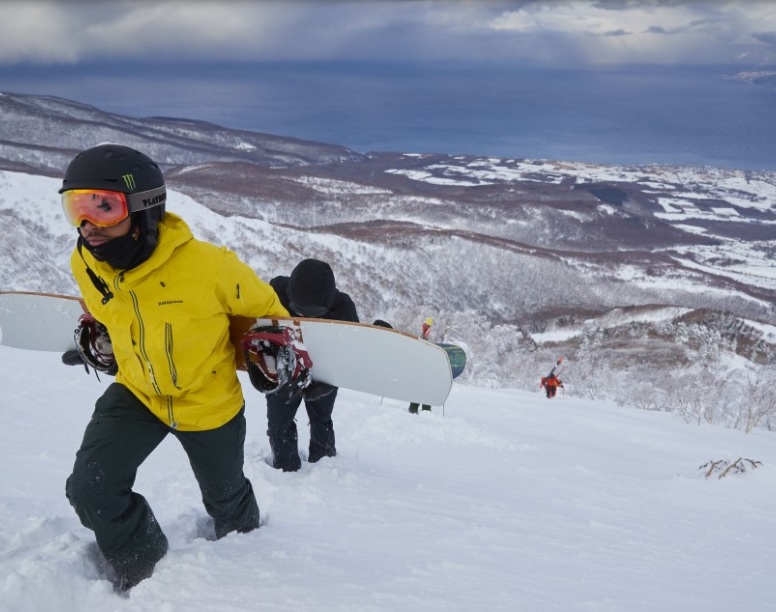 Lewis Hamilton visitó las montañas nevadas de Japón  