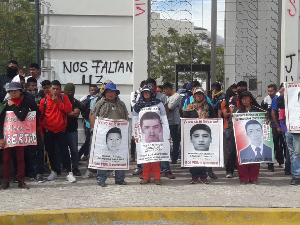 La manifestación forma parte de las actividades planteadas en la jornada nacional de lucha número 40, denominada "Justicia y Dignidad más 43".
